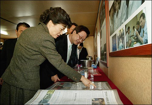 박근혜 대표가 `컨테이너 당사`를 둘러보며 강재섭 원내대표에게 당시 상황을 설명해주고 있다. 